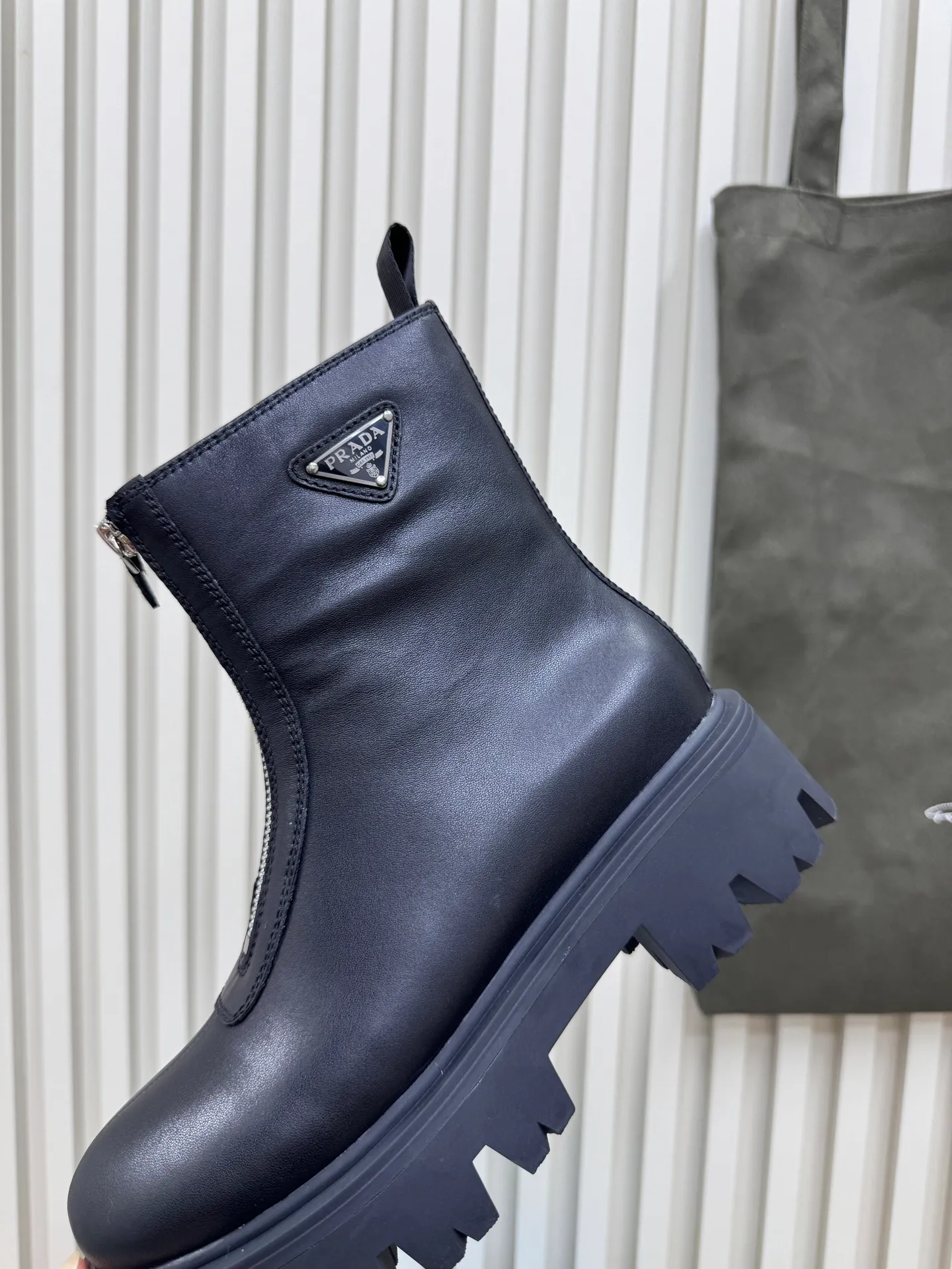 👟👟Ex-factory price 680👟👟 Prada / Prada couple's Martin boots are here, comfortable and elegant to wear. The original molded outsole of the counter is 1:1 replica. It is made of non-slip and wear-resistant imported TPU tin mold vacuum outsole. Tank-shaped thick sole. Fabric: imported anti-explosion cowhide. Lining: imported mixed sheepskin lining. Sheepskin foot pads. Outsole: tin molded beef tendon sole. Code number: 35-41 (42 customized)